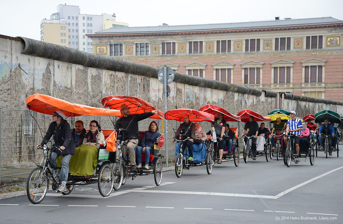 Touristen an der Berliner Mauer 2014